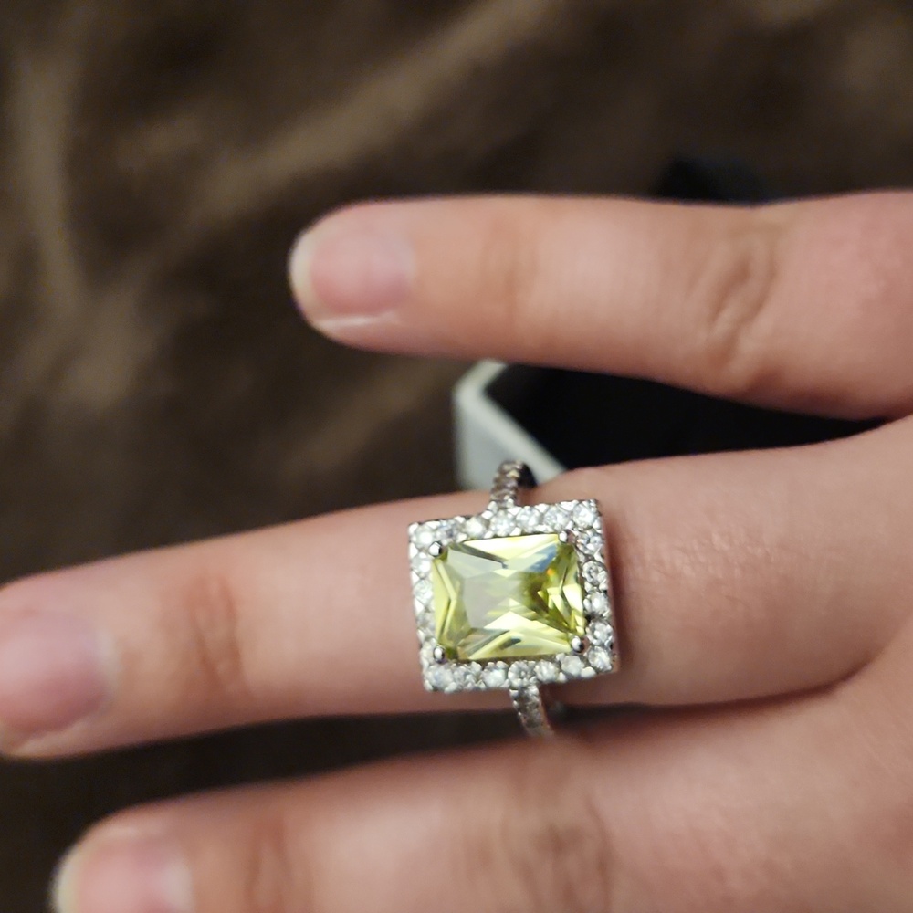 Canary yellow cushion cut diamond - Picture 8 of 12